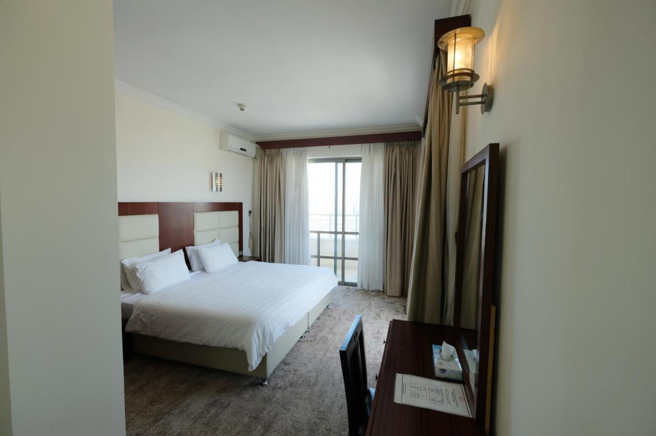 Red Crescent Guesthouse 라말라 외부 사진