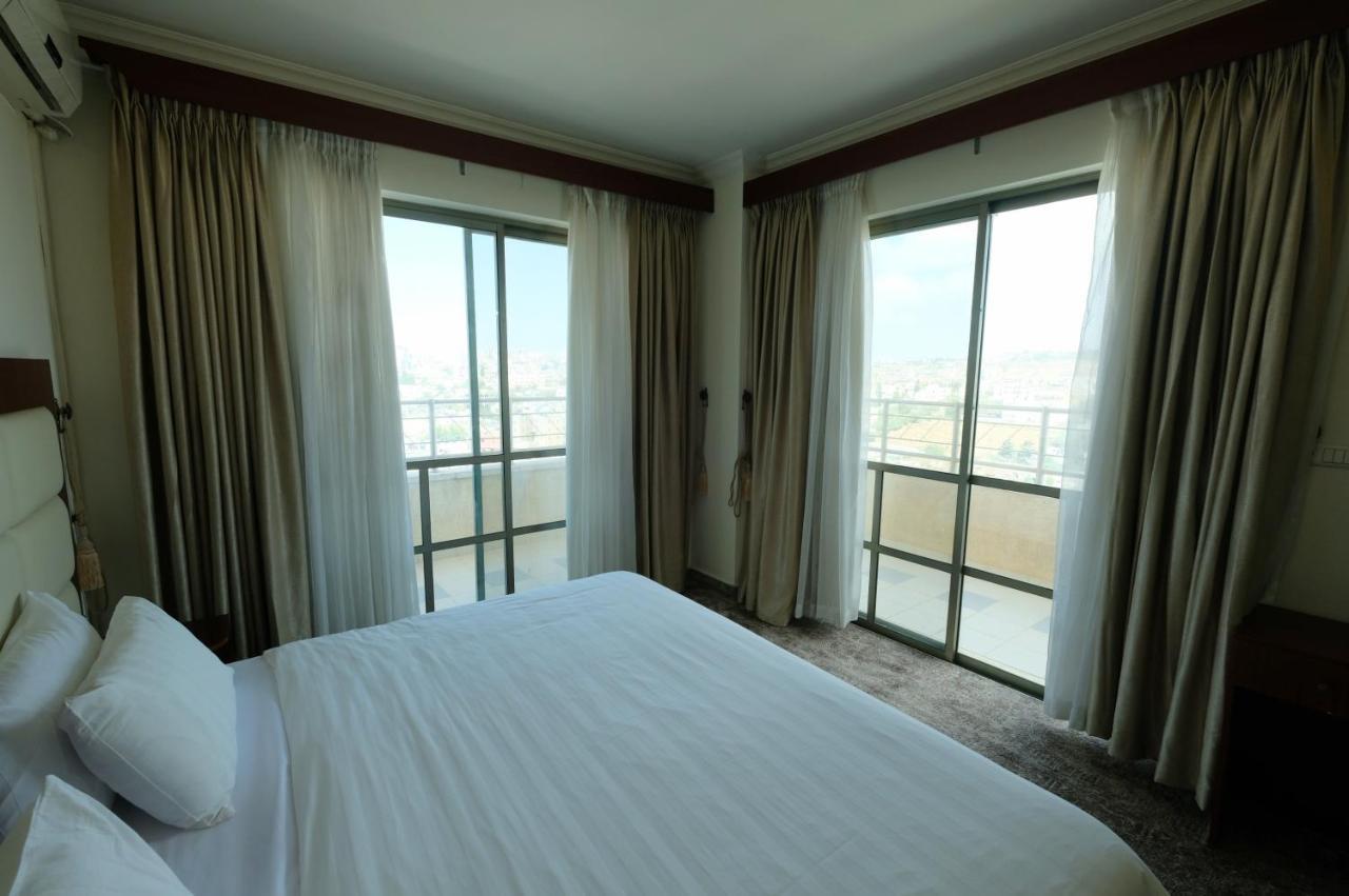 Red Crescent Guesthouse 라말라 외부 사진