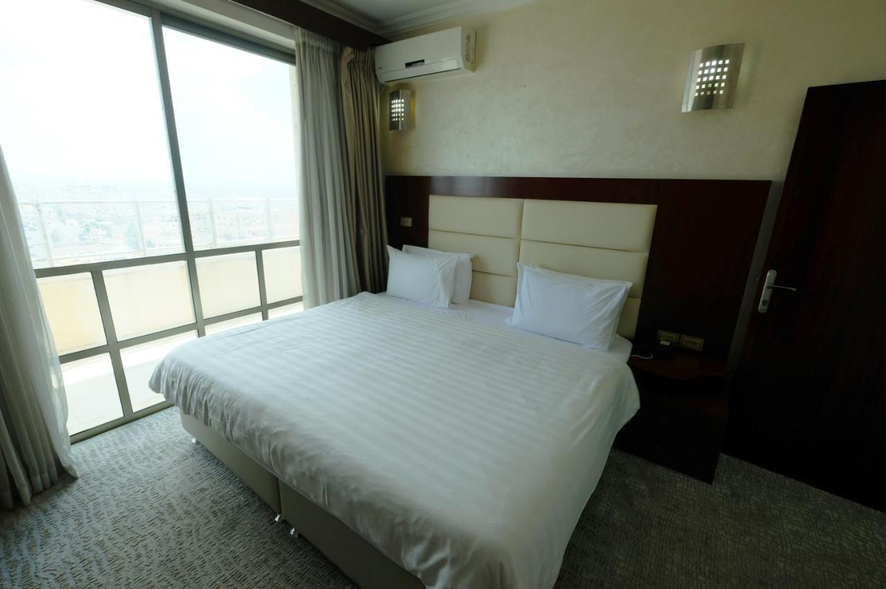 Red Crescent Guesthouse 라말라 외부 사진